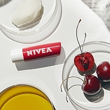Lippenbalsam "Cherry Shine" - NIVEA Lip Care Fruity Shine Cherry Lip Balm — Bild N5