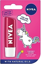 Lippenbalsam mit Kirschduft und natürlichen Ölen - Nivea Lip Care Cherry Shine Lip Balm Limited Edition — Bild N1