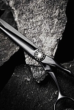 Friseurschere gerade 90018 schwarz - Tondeo Premium Line Mythos Black Offset 5.5" Conblade — Bild N2