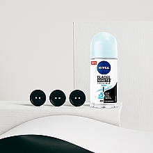 Deo Roll-on Antitranspirant - NIVEA Black & White Invisible Female Deodorant Pure Roll-On — Bild N2