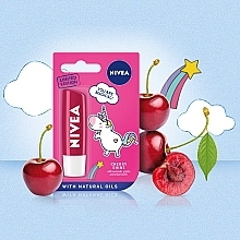 Lippenbalsam mit Kirschduft und natürlichen Ölen - Nivea Lip Care Cherry Shine Lip Balm Limited Edition — Bild N2