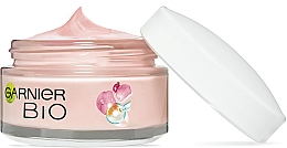 Revitalisierende und aufhellende Gesichtscreme mit Hagebuttenöl für fahle Haut - Garnier Bio Rosy Glow 3in1 Youth Cream — Bild N11