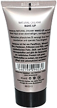 Foundation für einen samtigen Teint - Benecos Natural Creamy Foundation Make-Up — Bild N2