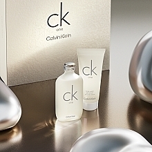 Calvin Klein CK One	 - Duftset (Eau de Toilette 200ml + Körperlotion 200ml)  — Bild N4