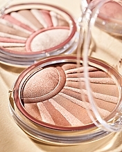 Puder-Rouge-Highlighter - Essence Kissed By The Light Illuminating Powder — Bild N9