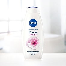 Körper Duschgel mit Malvenextrakt und Hibiskus-Duft - NIVEA Shower & Bath Care & Relax — Bild N4