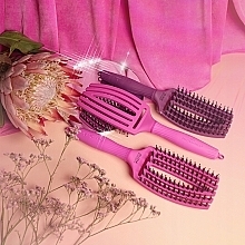 Gebogene Haarbürste violett - Olivia Garden Fingerbrush Think Pink 2022 Deep Purple — Bild N4