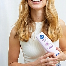 Haarmilch-Pflegespülung "Natürlicher Glanz" für glanzloses und trockenes Haar - NIVEA Hair Milk Natural Shine Hair Balm — Bild N7
