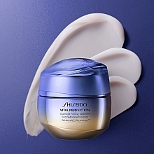 Straffende Gesichtsbehandlung für die Nacht - Shiseido Vital Perfection Overnight Firming Treatment  — Bild N2