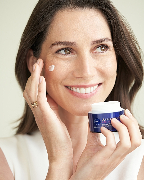 Regenerierende Nachtcreme für Gesicht, Hals und Dekollete gegen Pigmentflecken - Nivea Cellular Luminous 630 — Bild N5