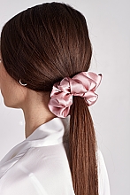 Scrunchie-Haargummi aus Naturseide, flauschig, rosa - de Lure Scrunchie — Bild N2