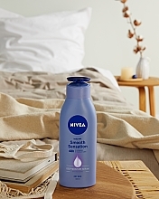 Verwöhnende Körpermilch für trockene Haut - NIVEA Smooth Sensation Body Soft Milk — Bild N9