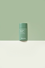 GESCHENK! Beruhigendes Serum mit Sonnenschutz - FarmStay Tea Tree Biome Calming Sun Serum  — Bild N3