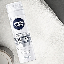 NIVEA MEN Sensitive Premium (Duschgel 250ml + Deo Roll-on 50ml + After Shave Balsam 100ml + Rasierschaum 200ml) - Körperpflegeset — Bild N10