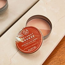 Düfte, Parfümerie und Kosmetik Strahlendes bronzierendes Gesichtspuder - The Body Shop Coconut Bronze Glistening Glow Powder
