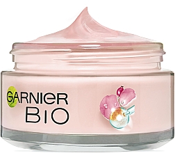 Revitalisierende und aufhellende Gesichtscreme mit Hagebuttenöl für fahle Haut - Garnier Bio Rosy Glow 3in1 Youth Cream — Bild N10