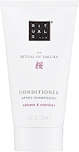 Nährende Haarspülung mit Reismilch- und Kirschblütenduft - Rituals The Ritual Of Sakura Conditioner — Bild N3