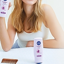 Haarmilch-Pflegespülung "Natürlicher Glanz" für glanzloses und trockenes Haar - NIVEA Hair Milk Natural Shine Hair Balm — Bild N6