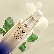 Straffendes Anti-Aging Gesichts- und Halsserum Brunnenkresse-Extrakt - Shiseido Unisex Vital Perfection LiftDefine Radiance Serum — Bild N2