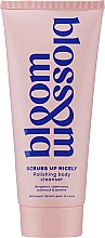 Düfte, Parfümerie und Kosmetik Körperpeeling - Bloom & Blossom Scrubs Up Nicely Polishing Body Cleanser