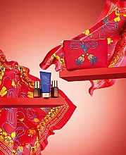 GESCHENK! Rote Kosmetiktasche mit Muster - Estee Lauder (foam/30ml + serum/7ml + conc/5ml + bag) — Bild N1