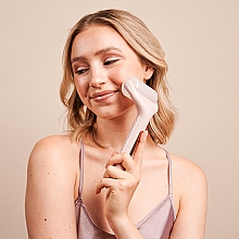 Massageroller für Gesicht und Körper mit kühlender Wirkung - Zoe Ayla Face & Body Ice Roller — Bild N3