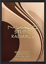 Düfte, Parfümerie und Kosmetik MAC Studio Radiance Serum-Powered Foundation (Probe) - GESCHENK! Serum-Foundation