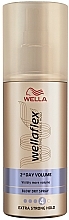 Haarspray Extra starker Halt - Wella Wellaflex 2nd Day Volume Extra Strong Hold Blow Dry Spray — Bild N1