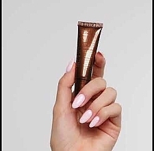 Pflegendes und feuchtigkeitsspendendes Lippenbalsam-Serum für den Tag - Eveline Cosmetics Choco Glamour Nourishing & Moisturizing Daily Glow Serum Lip Balm  — Bild N1