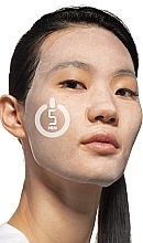 Feuchtigkeitsspendende Tuchmaske für das Gesicht mit Vitamin C und Ananasextrakt - Garnier Skin Naturals — Bild N7